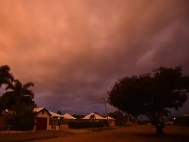 Awan badai berkumpul di kota Ayr di utara Queensland sebelum terjadi Topan Debbie, Australia (27/3). Lebih dari 3.500 warga Australia telah dievakuasi menyusul bergeraknya Topan Debbie yang menuju pesisir Queensland. (AFP/Peter Parks)