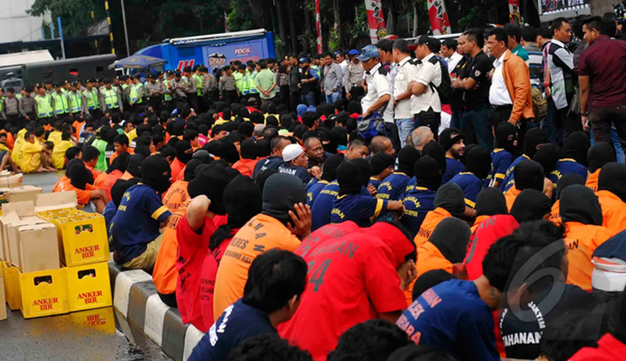 Aparat kepolisian mengungkap hasil operasi pemberantasan premanisme di Mapolda Metro Jaya, Jakarta, Selasa (3/2/2015). Sejumlah preman dikumpulkan dihalaman Polda Metro Jaya. (Liputan6.com/JohanTallo)