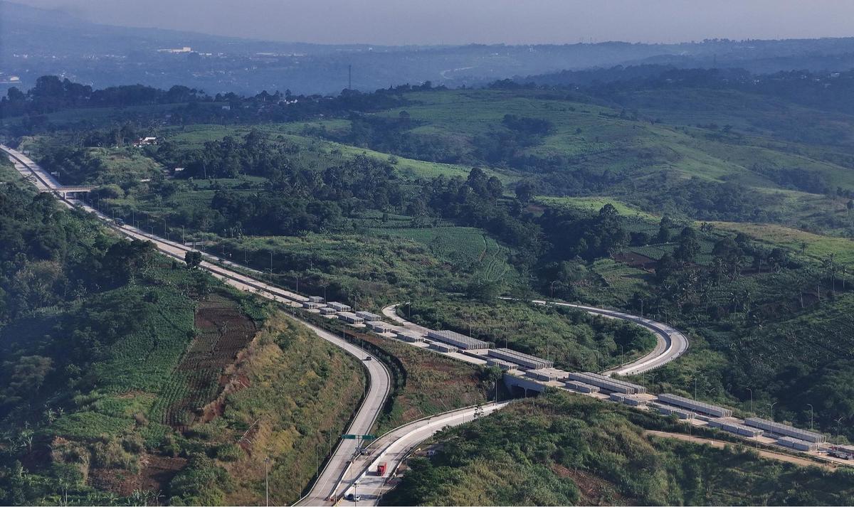 Keindahan Tol Bocimi dengan latar belakang Gunung Salak