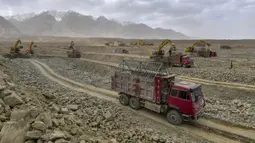 Aktivitas pembangunan Bandara Taxkorgan di Prefektur Kashgar, Daerah Otonom Uighur, Xinjiang, China, Rabu (3/6/2020). Bandara ini menelan total investasi sebesar 1,63 miliar yuan (1 yuan = Rp 2.003). (Xinhua/Hu Huhu)