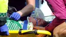 Kiper Manchester City Ederson mendapat perawatan medis usai wajahnya dihantam kaki pemain Liverpool Sadio Mane saat pertandingan Liga Inggris di Stadion Etihad, Manchester (9/9). (AP Photo/Rui Vieira)