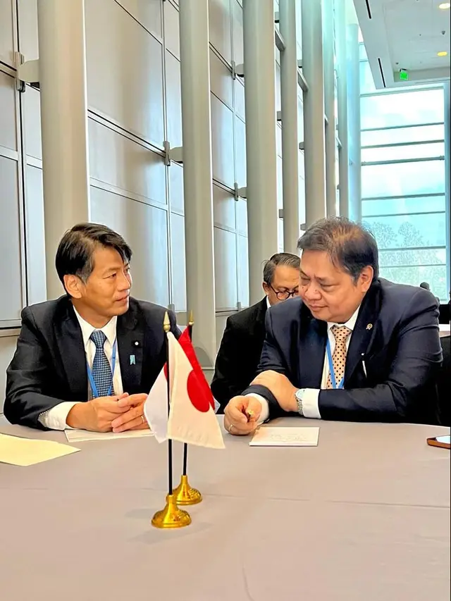 Menteri Koordinator Bidang Perekonomian Airlangga Hartarto mengadakan pertemuan dengan Menteri Energi, Perdagangan, dan Industri (METI) Jepang Nishimura Yasutoshi. (Dok kemenko Perekonomian)