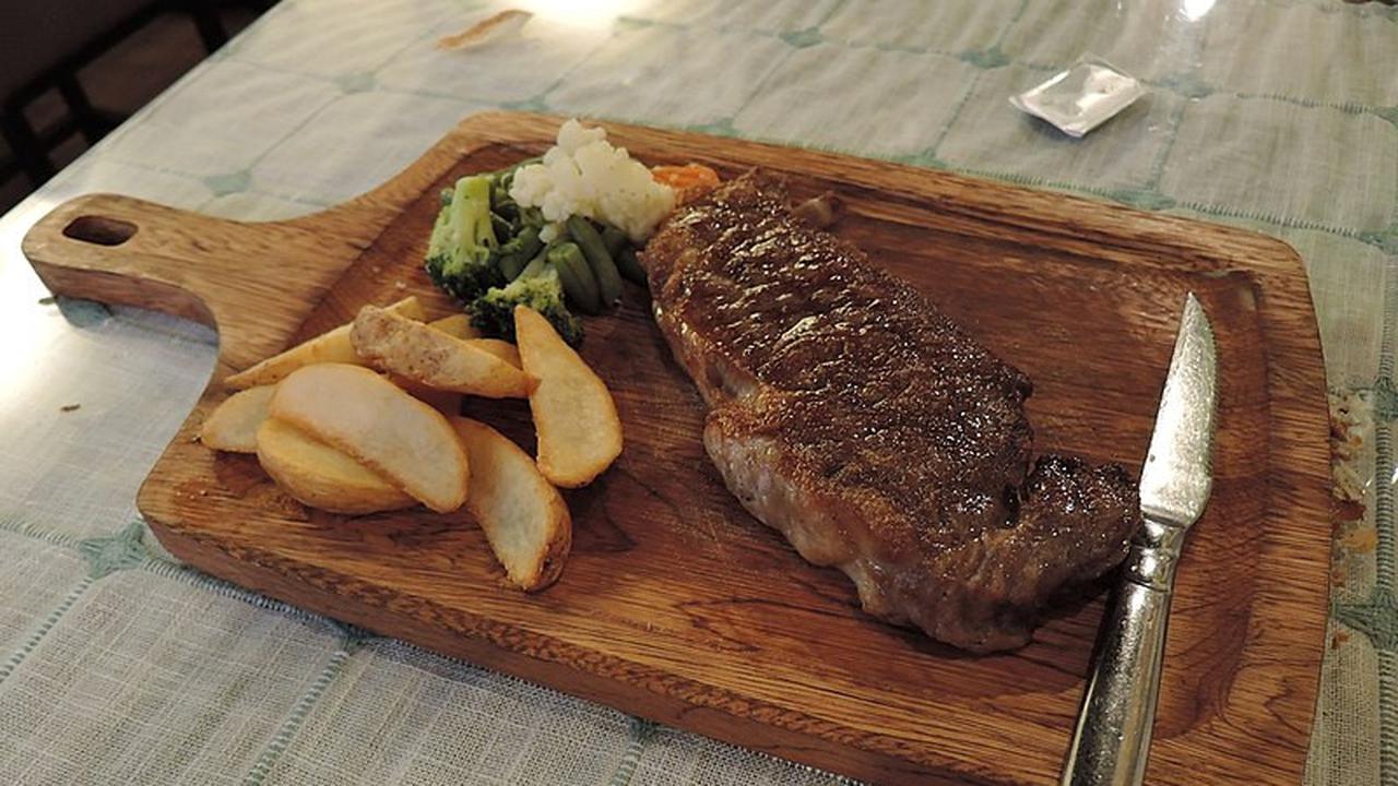 Stek daging sapi dengan potongan kentang goreng dan sayuran