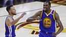 Pemain Golden State Warriors, Kevin Durant dan Stephen Curry melakukan selebrasi saat bertanding melawan pada Gim 3 Final NBA 2017, Rabu (7/6/2017). Warriors menang 118-113. (EPA/Larry W. Smith)