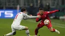 Gelandang Sevilla, Papu Gomez berusaha melewati pemain RB Salzburg, Brenden Aaronson selama pertandingan Grup G Liga Champions di Salzburg, Austria, Kamis (9/12/2021). Kemenangan ini membuat RB Salzburg menempati posisi kedua klasemen dengan torehan 10 poin. (AP Photo/Lisa Leutner)