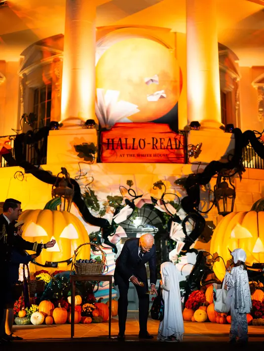 Presiden Joe Biden dan Ibu Negara Jill Biden terlihat bergembira menyambut para tamu dari kalangan anak-anak dan orang dewasa yang berdandan sesuai tradisi Halloween. (Tierney CROSS/AFP)
