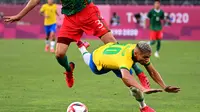 Richarlison jatuh bangun coba lewati bek Meksiko pada semifinal sepak bola Olimpiade Tokyo 2020 (AFP)