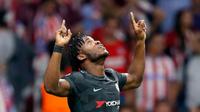 Penyerang Chelsea, Michy Batshuayi melakukan selebrasi usai mencetak gol ke gawang Atletico Madrid pada grup C Liga Champions di stadion Wanda Metropolitano, Spanyol, (27/9). Chelsea menang tipis 2-1 atas Atletico Madrid. (AP Photo/Francisco Seco)
