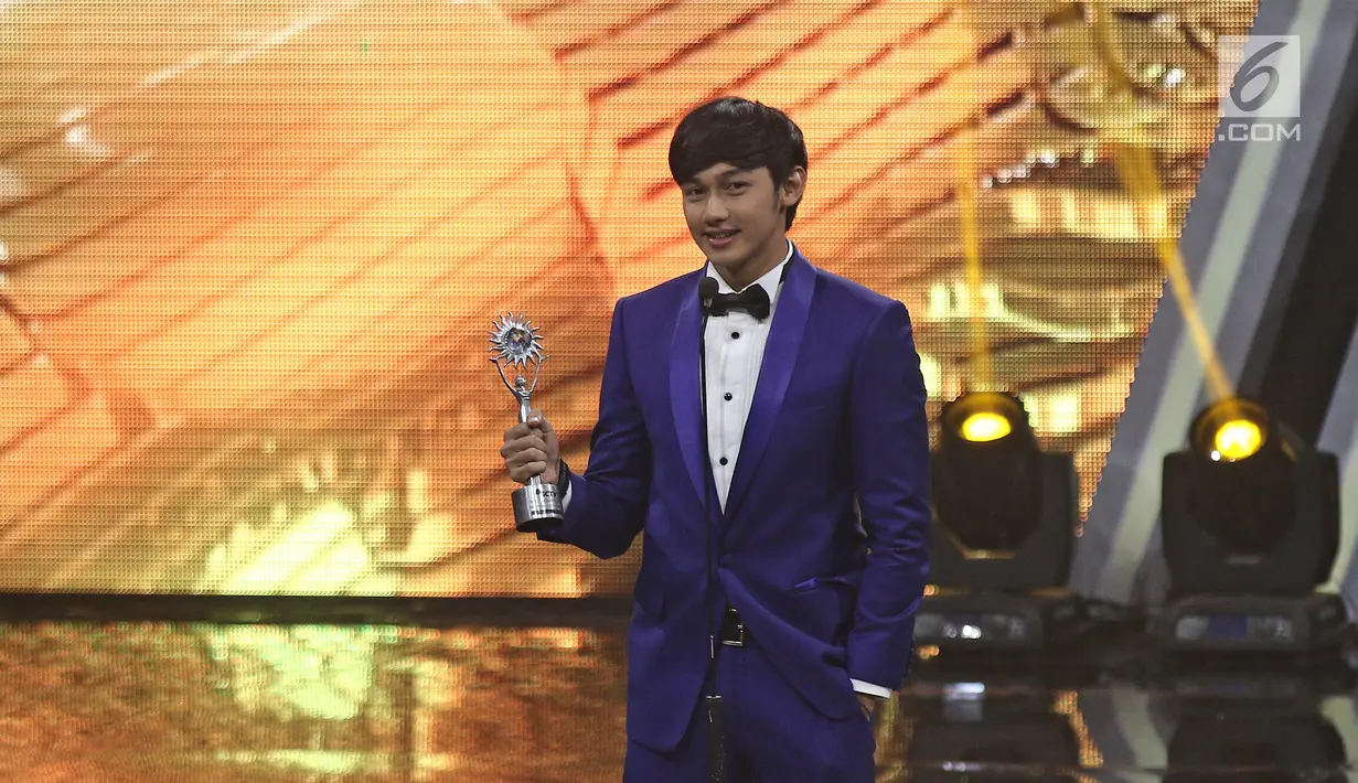Pesinetron Immanuel Caesar Hito menyampaikan sambutan setelah meraih penghargaan ajang SCTV Awards 2017 di Studio 6 Emtek City, Jakarta, Rabu (29/11). Hito membawa pulang piala untuk kategori Aktor Pendukung Pria Ngetop. (Liputan6.com/Herman Zakharia)