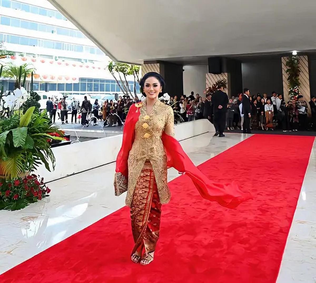 8 Inspirasi Batik dan Kebaya Merah Putih ala Kris Dayanti, Cocok untuk Hari Kemerdekaan 17 Agustus 1945 HUT RI ke-80