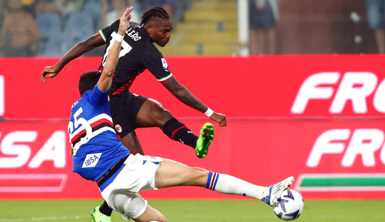 Pemain AC Milan Rafael Leao (belakang) berebut bola dengan pemain Sampdoria Alex Ferrari pada pertandingan sepak bola Serie A Liga Italia di Genova, Italia, 10 September 2022. AC Milan menang dengan skor 2-1 atas Sampdoria. (Tano Pecoraro/LaPresse via AP)