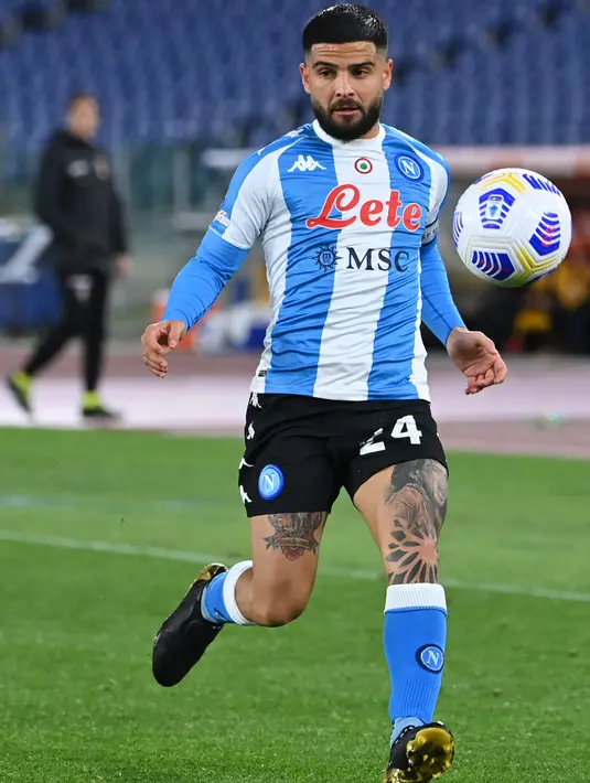 Penyerang Napoli, Lorenzo Insigne membawa bola saat bertanding melawan AS Roma pada pertandingan lanjutan Liga Serie A Italia di stadion Olimpiade di Roma, Senin (22/3/2021). Napoli menang atas AS Roma 2-0. (AFP/Alberto Pizzoli)