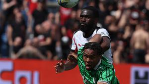 Pemain Sassuolo, Armand Lauriente, (depan) berebut bola dengan pemain Milan, Fikayo Tomori, dalam pertandingan sepak bola Serie A Italia antara Sassuolo dan Milan di Reggio Emilia, Italia, Minggu, 3 Mei 2026. (Gianni Santandrea/LaPresse via AP)