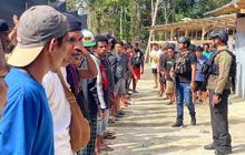 Tim Gabungan Evakuasi Karyawan dan 26 WN China dari Lokasi Penambangan Emas di Nabire
