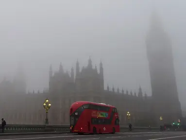 Jembatan  Westminster saat tertutup kabut tebal, London, Inggris, Senin (2/11/2015). Akibat kabut penerbangan di seluruh Inggris mengalamai penundaan dan pembatalan. (REUTERS/Stefan Wermuth)