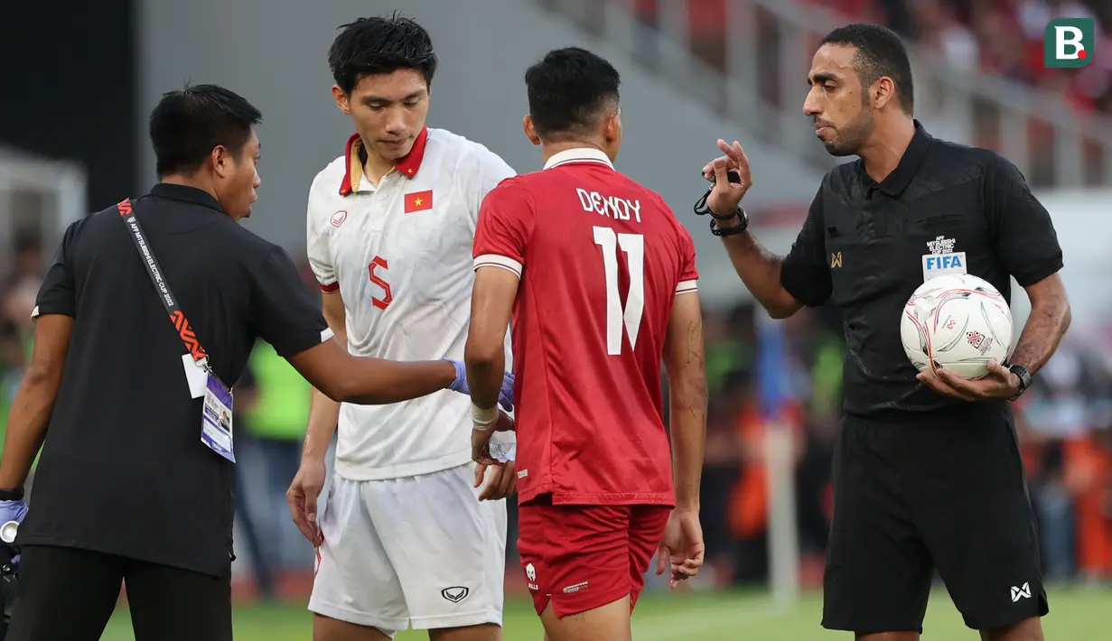 <p>Wasit Omar Mubarak Al Yaqoubi mencoba menenangkan pemain Timnas Indonesia, Dendy Sulistyawan dan pemain Vietnam, Doan Van Hau dalam laga leg pertama babak semifinal Piala AFF 2022 di Stadion Utama Gelora Bung Karno (SUGBK), Jumat (6/1/2023) sore WIB. (Bola.com/Abdul Aziz)</p>