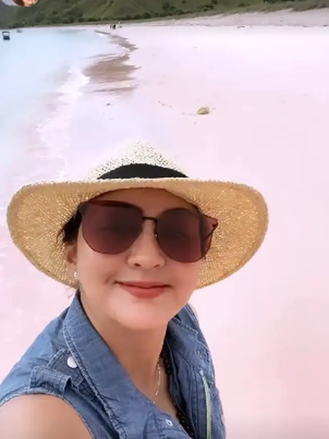 Liburan Darius Sinathrya dan Donna Agnesia di Labuan Bajo.