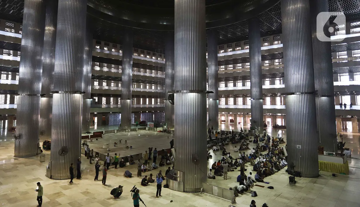 Umat Muslim menunaikan Salat Dhuzur di Masjid Istiqlal, Jakarta, Jumat (20/3/2020). Masjid Istiqlal memutuskan menunda pelaksanaan salat Jumat selama 2 pekan ke depan. Hal itu dilakukan untuk mencegah penyebaran virus Corona (COVID-19) yang semakin masif di DKI Jakarta. (Liputan6.com/Johan Tallo)