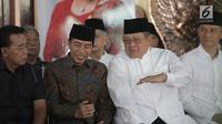 Presiden Joko Widodo berbincang dengan Presiden ke-6 Susilo Bambang Yudhoyono (SBY) dan Agus Harimurti saat melayat almarhumah Siti Habibah di Puri Cikeas, Bogor, Jawa Barat, Sabtu (31/8/2019). Ibunda SBY meninggal pada usia 87 tahun di RS Mitra Keluarga Cibubur. (Liputan6.com/Herman Zakharia)