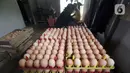 Telur ayam dikumpulkan di perternakan kawasan Telaga Kahuripan, Bogor, Jawa Barat, Rabu (3/11/2021). Untuk saat ini, harga telur ayam di tingkat peternak rakyat masih saja rendah. (merdeka.com/Arie Basuki)