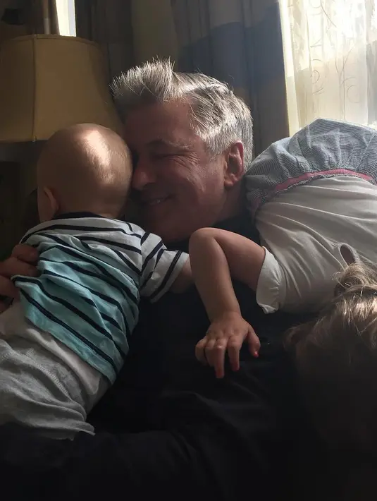 Gemas banget! Begini saat Alec Baldwin main di rumah bersama dengan anak-anaknya. (instagram/iamalecbaldwin)