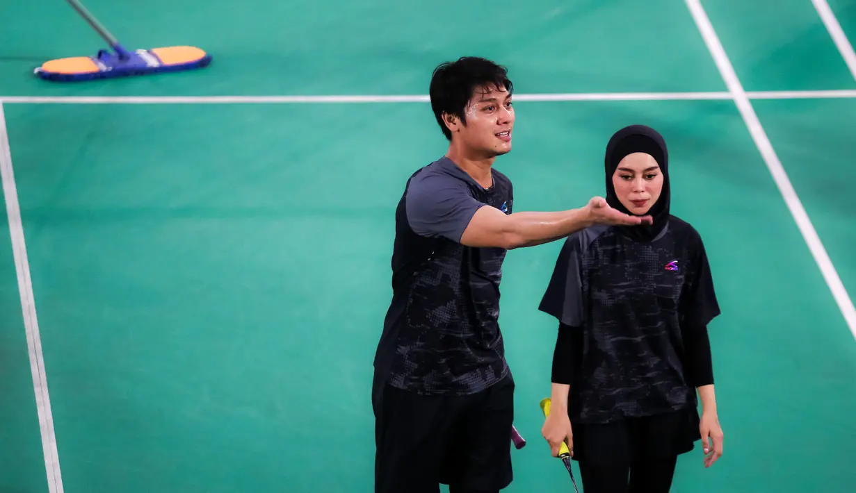 Pasangan selebritas, Rizky Billar dan Lesti Kejora meminta dukungan kepada penonton saat bertanding melawan pasangan Raffi Ahmad dan Nagita Slavina pada laga bulu tangkis Turnamen Olahraga Selebriti Indonesia (TOSI) di GOR UNJ, Jakarta, Minggu (16/07/2023). Pasangan Rizky dan Lesti menang dua set langsung atas pasangan Raffi dan Gigi dengan skor 21-12, 21-10. (Bola.com/Bagaskara Lazuardi)