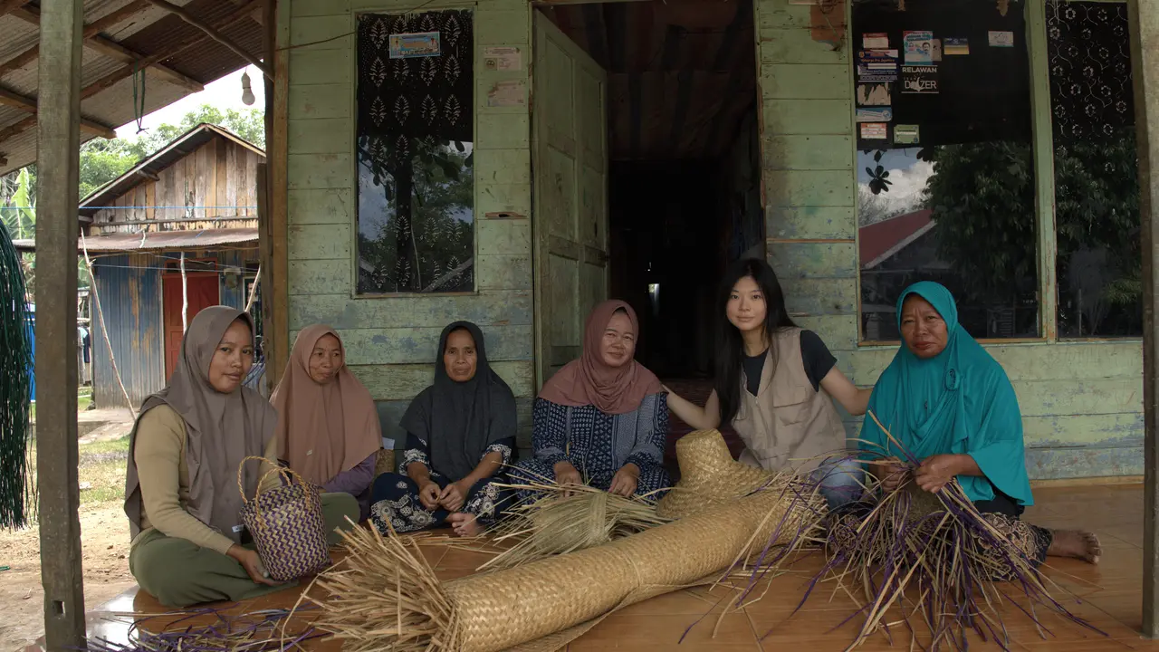 Alexandra Christy Untono bersama perajin purun. Credit: Gaia Weave