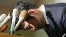 Gubernur Niigata, Ryuichi Yoneyama membungkuk ketika menggelar konferensi pers di kota Niigata, Jepang, 18 April 2018. Majalah mingguan di Jepang mengatakan Yoneyama membayar sejumlah uang untuk berhubungan seks dengan beberapa wanita. (JIJI PRESS / AFP)