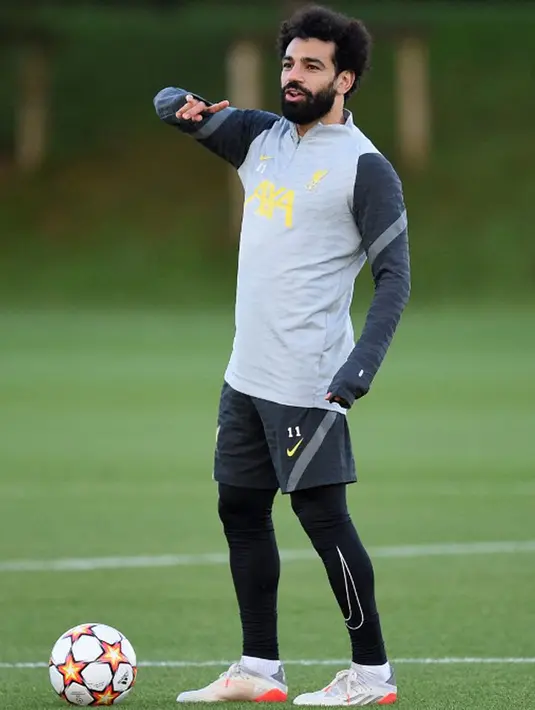 Pemain Liverpool Mohamed Salah memberi isyarat saat sesi latihan di tempat latihan di Kirkby, Inggris, 6 Desember 2021. Liverpool akan menghadapi AC Milan pada pertandingan Grup B Liga Champions. (Oli SCARFF/AFP)