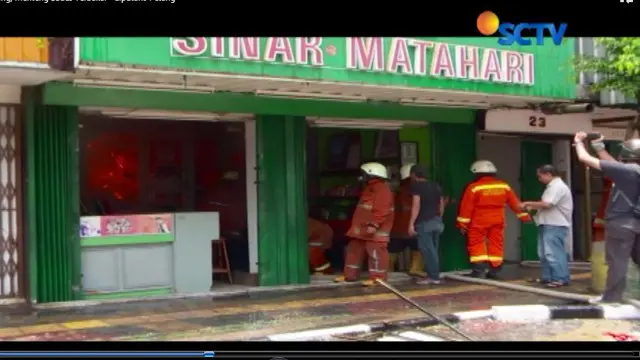 Setelah 1 jam, damkar berhasil memadamkan api. Sejumlah pemilik ruko nekat langsung masuk ke lokasi meski telah dipasang garis polisi.