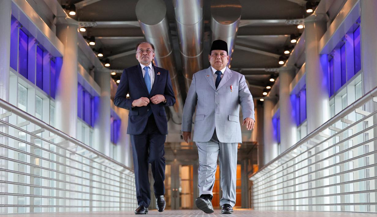 Di Malaysia, Presiden Prabowo melakukan pertemuan bilateral dengan Yang di-Pertuan Agong XVII Sultan Ibrahim dan Perdana Menteri Anwar Ibrahim. (HASNOOR HUSSAIN/POOL/AFP)
