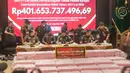 Barang bukti uang hasil sitaan terkait kasus dugaan korupsi tata kelola nikel saat konferensi pers di Gedung Bundar, Kejaksaan Agung, Jakarta, Senin, 31 Agustus 2026. (KLY/Arie Basuki).