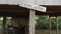 Salah satu rumah dukun kampung yang dipasangi plang "dukun kampung" di daerah Jangkat, Kabupaten Merangin. (Liputan6.com / dok Gresi Plasmanto)