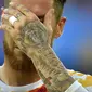 Pemain Spanyol, Sergio Ramos memiliki tato mawar dan nama ayahnya (Paqui) serta salib ditangan kirinya saat berlaga pada grup D Euro Cup 2016 melawan Kroasia di Stadion Matmut Atlantique, Bordeaux, (22/6/2016). (AFP/Loic Venance)