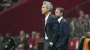 Pelatih Polandia, Paulo Sousa dan pelatih Inggris, Gareth Southgate menyaksikan pemainnya bertanding pada pertandingan kualifikasi grup I Piala Dunia 2022 di stadion Narodowy di Warsawa, Kamis (9/9/2021).  Inggris bermain imbang dengan Polandia 1-1. (AP Photo/Czarek Sokolowski)