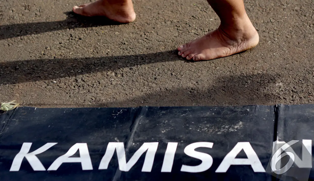 Aksi “Kamisan“ merupakan salah satu bentuk aksi memperjuangkan keadilan bagi korban serta keluarga korban kekerasan HAM yang terjadi di masa lalu, Jakarta, Kamis (8/1/2015). (Liputan6.com/Faizal Fanani) 