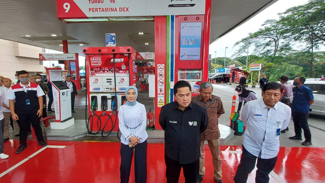Menteri BUMN Erick Thohir dan Direktur Utama Pertamina Nicke Widyawati di SPBU Pertamina di Jalan MT Haryono, Selasa (3/1/2022). Erick Thohir memastikan ada penurunan harga Pertamax ke Rp 12.800 per liter pada Selasa 3 Januari 2023.