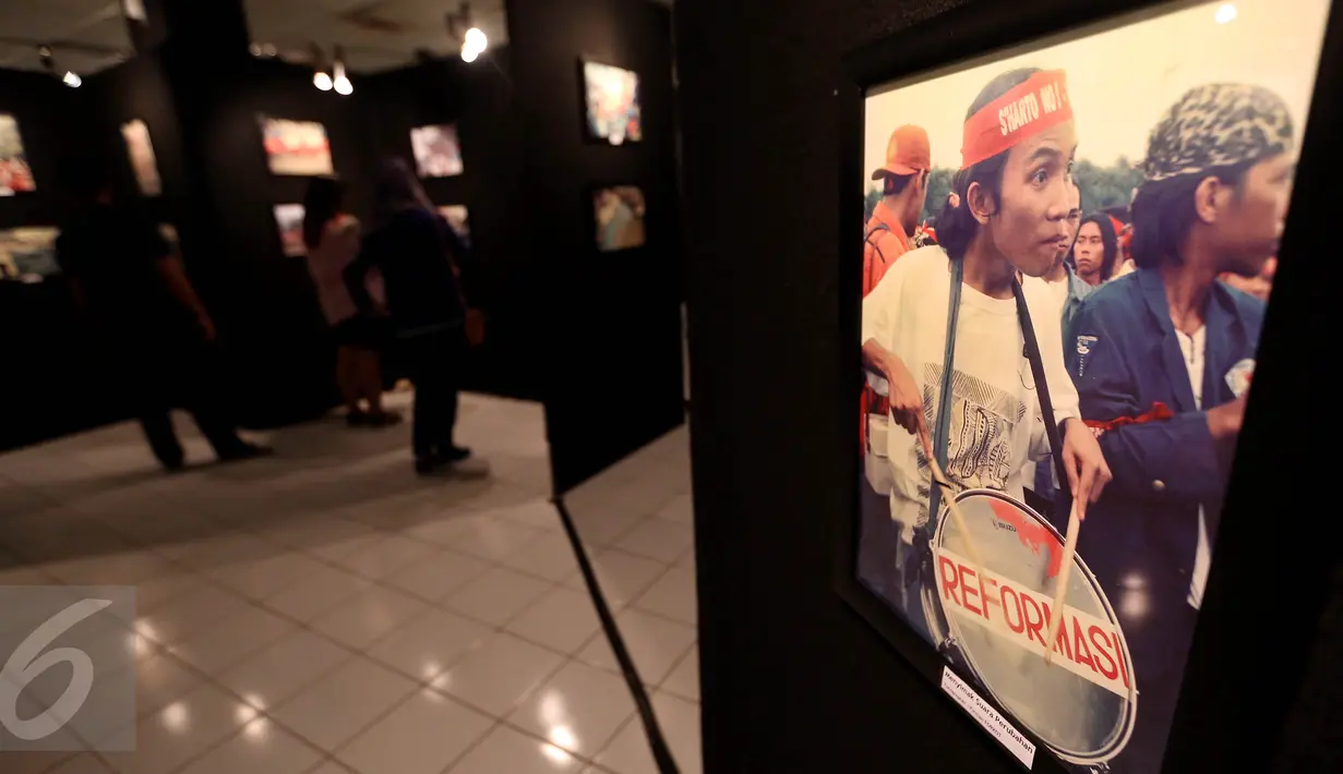 Pengunjung melihat foto dalam pameran fotografi Refleksi gerakan mahasiswa-Reformaai Tahun 1998 melawan kebangkitan orde baru di Galeri Cipta II, Jakarta, Senin (8/5). Pameran diadakan oleh Persatuan Nasional Aktivis 1998. (Liputan6.com/Johan Tallo)