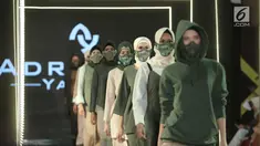 Model mengenakan busana desainer Andrianna Yariqa dari Singapore dalam Jakarta Modest Fashion Week di Gandaria City, Jakarta, Kamis (26/7). Pagelaran ini juga diikuti 21 negara dari benua Australia, Eropa, Asia dan Afrika. (Liputan6.com/Faizal Fanani)