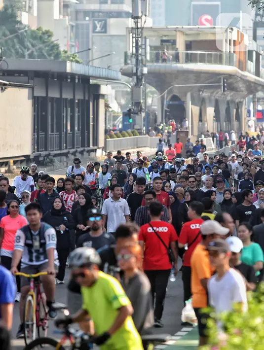 Ada pula warga yang memanfaatkan HBKB atau CFD dengan berjalan santai bersama keluarga. (Liputan6.com/Angga Yuniar)