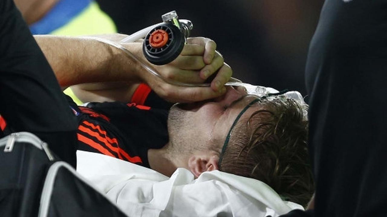 Ini insiden patah kaki Luke Shaw usai dijegal pemain PSV Eindhoven