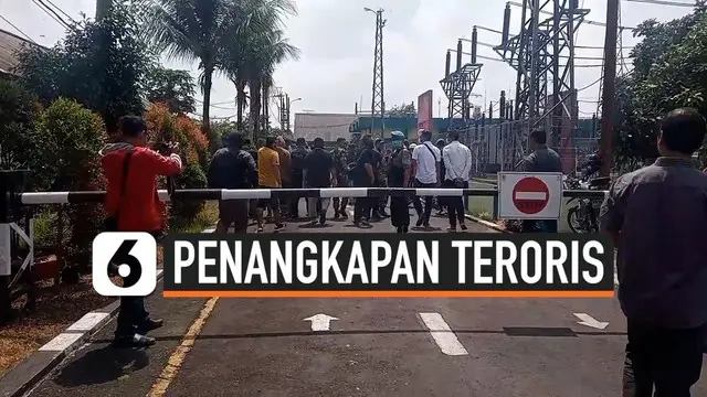 Densus 88 Anti Teror menggeledah gardu induk PLN Kota Tasikmalaya, penggeledahan terkait penangkapan teroris di Cirebon, dimana salah satu teroris kayawan gardu induk PLN Tasikmalaya.