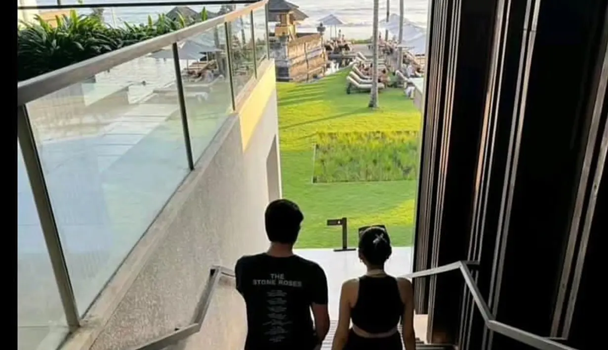 Setiap harinya, penggemar selalu menantikan foto El Rumi dan Syifa Hadju. Meski sudah go public, namun pasangan muda ini belum secara terang-terangan unggah foto romantis berdua. Melihat dari sederet foto romantisnya, netizen sebut El dan Syifa Hadju kini sedang dimabuk cinta. Tak hanya netizen, sahabat El dan Syifa juga mendukung hubungan keduanya. (Liputan6.com/IG/@elsyifa.fanpage)