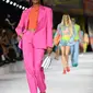 Naomi Campbell mempersembahkan kreasi untuk koleksi Versace Women's Spring-Summer 2022 selama Milan Fashion Week pada 24 September 2021. (MARCO BERTORELLO / AFP)