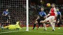 Bek Arsenal, Per Mertesacker, berusaha membobol gawang Bournemouth laga boxing day Liga Inggris di Stadion Emirates, Inggris. (Reuters/John Sibley)