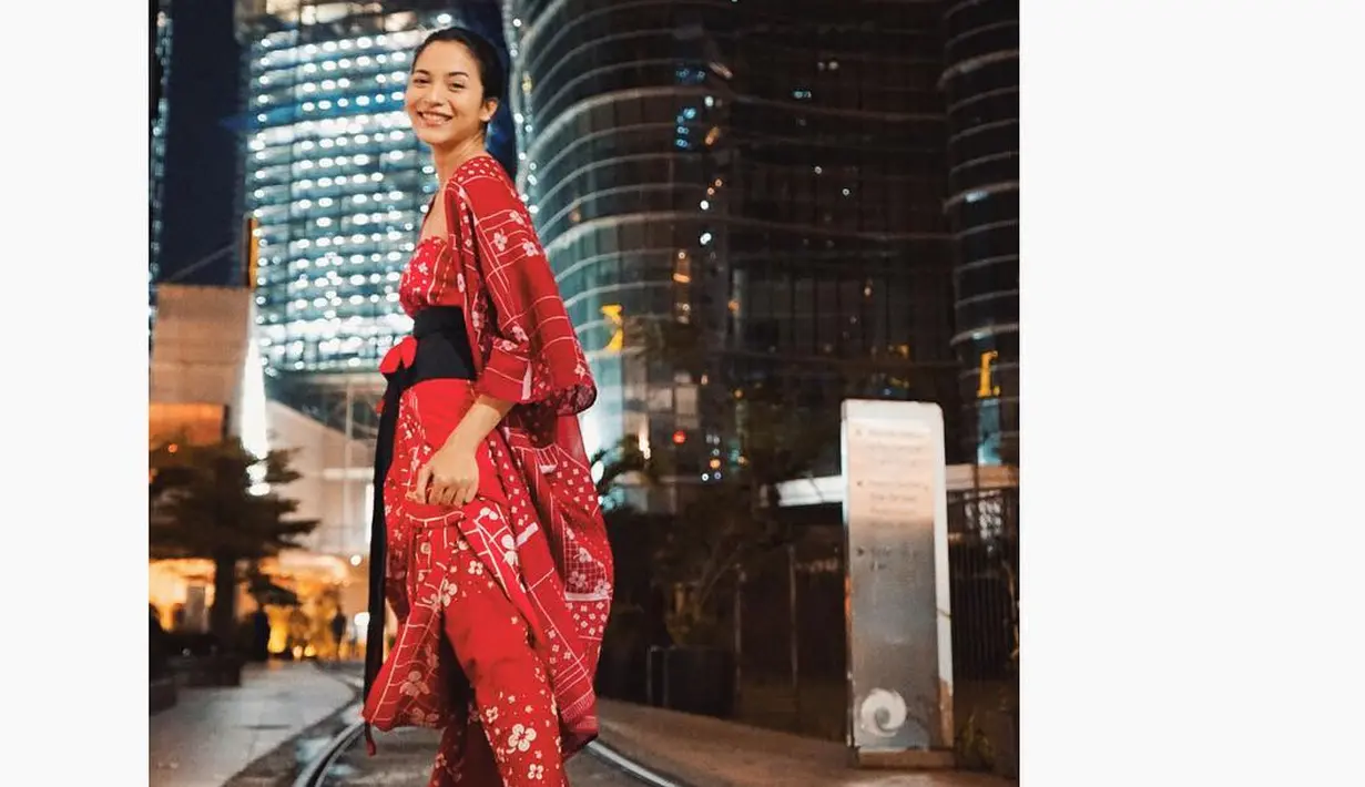 Bukan hanya itu, seperti yang terlihat di akun gossip @makrumpita, keduanya pun asik berjoged mengikuti alunan musik dalam perayaan malam pergantian tahun kemarin. Keromantisan pun kerap mereka tunjukan. (Instagram/putrimarino)