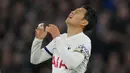Reaksi kecewa striker Tottenham Hotspur, Son Heung-min setelah gagal memaksimalkan peluang saat menghadapi West Ham United pada laga pekan ke-31 Premier League 2023/2024 di London Stadium, London, Selasa (2/4/2024) malam. (AP Photo/Kirsty Wigglesworth)