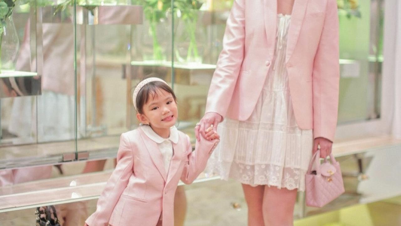 7 Potret Shandy Aulia Photoshoot Bareng Anak, Kompak Pakai Baju Pink dan Berpose Centil