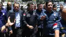 Ketua Bidang Hukum, Advokasi, dan HAM Partai Nasdem Taufik Basari (kedua kiri) bersama sejumlah kader Nasdem bersiap melaporkan Rizal Ramli ke Sentra Pelayanan Kepolisian Terpadu Polda Metro Jaya, Senin (17/9). (Liputan6.com/Helmi Fithriansyah)