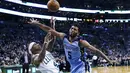 Pemain Memphis Grizzlies, Andrew Harrison (5) melakukan blok ke arah tembakan pemain pemain Boston Celtics, Isaiah Thomas (4) pada lanjutan NBA di TD Garden, (27/12/2016). (AP/Charles Krupa)